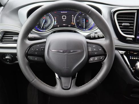 Used 2023 Chrysler Pacifica Touring FWD image 13
