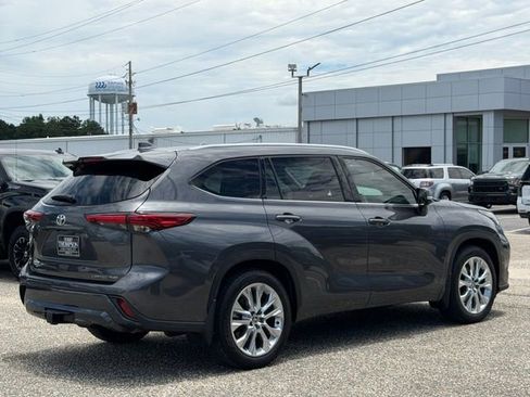 Used 2023 Toyota Highlander Limited AWD/4WD image 6