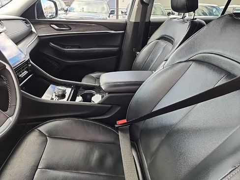 Certified 2023 Jeep Grand Cherokee L Limited w/ Black Appearance Package AWD/4WD image 18