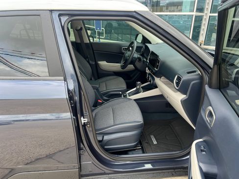 Used 2025 Hyundai Venue Limited FWD image 16