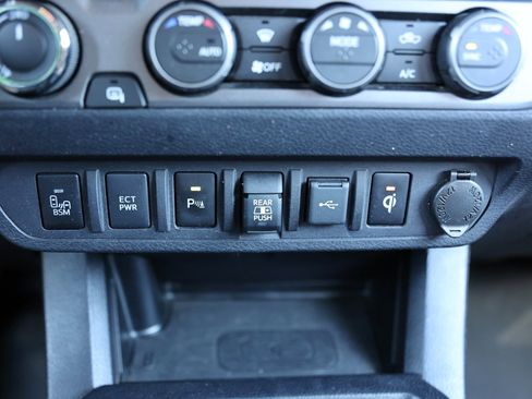 Used 2021 Toyota Tacoma TRD Off-Road w/ Technology Package image 30