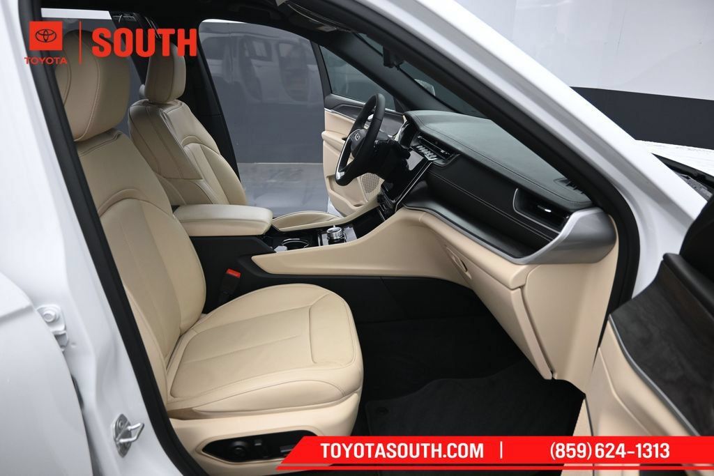 Used 2023 Jeep Grand Cherokee Limited w/ Luxury Tech Group II AWD/4WD image 38
