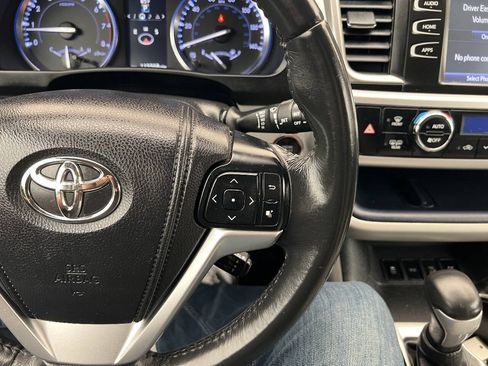 Used 2014 Toyota Highlander XLE AWD/4WD image 32