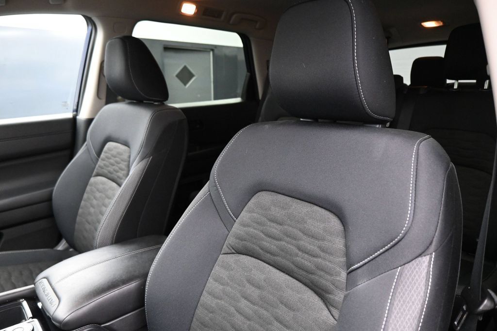 Used 2025 Nissan Pathfinder SV AWD/4WD image 12