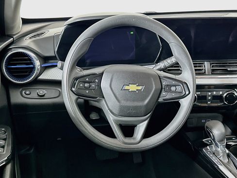 Used 2025 Chevrolet Trax LT FWD image 18