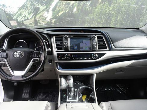 Used 2019 Toyota Highlander XLE w/ Carpet Mat Package (TMS) image 18
