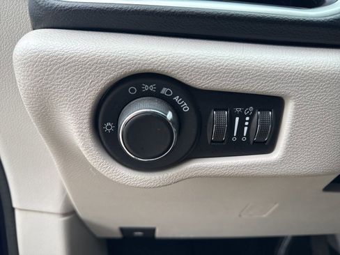 Used 2020 Chrysler Voyager Lxi image 18