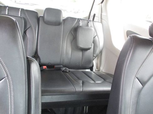 Used 2020 Chrysler Voyager Lxi FWD image 23
