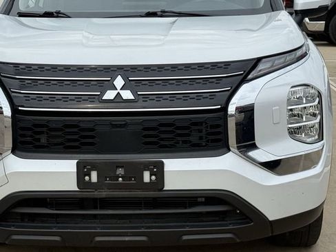 Used 2023 Mitsubishi Outlander ES AWD/4WD image 8