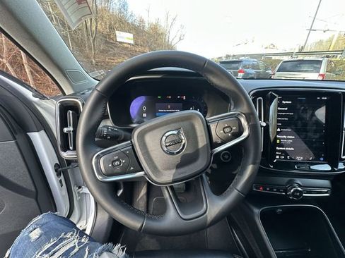 Used 2023 Volvo XC40 B5 Core w/ Convenience Package image 14