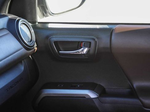 Used 2017 Toyota Tacoma Limited image 21