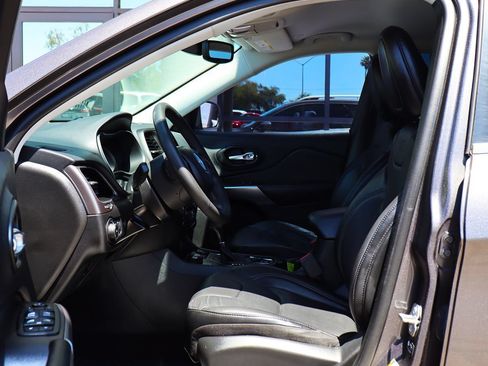 Used 2021 Jeep Cherokee Latitude Lux w/ Comfort/Convenience Group AWD/4WD image 38
