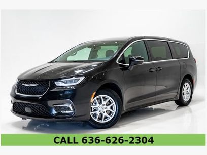 Used 2023 Chrysler Pacifica Touring