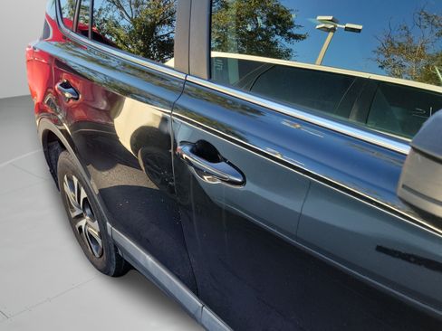 Used 2017 Toyota RAV4 LE FWD image 15