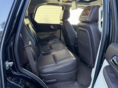 Used 2011 Cadillac Escalade Platinum image 32