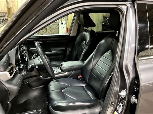 Used 2021 Toyota Highlander XLE image 8