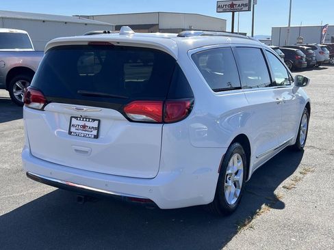 Used 2020 Chrysler Pacifica Touring-L w/ Tire & Wheel Group FWD image 4