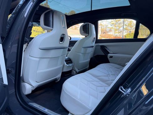 Used 2023 BMW 760i xDrive w/ Executive Package image 29