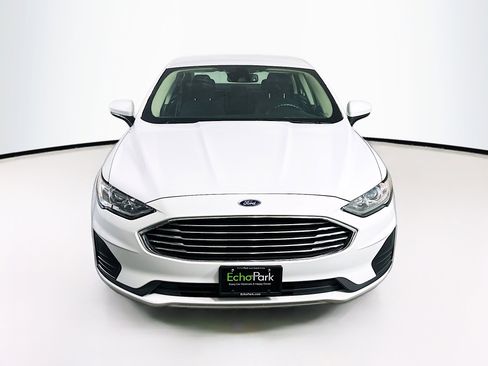 Used 2019 Ford Fusion SE image 2