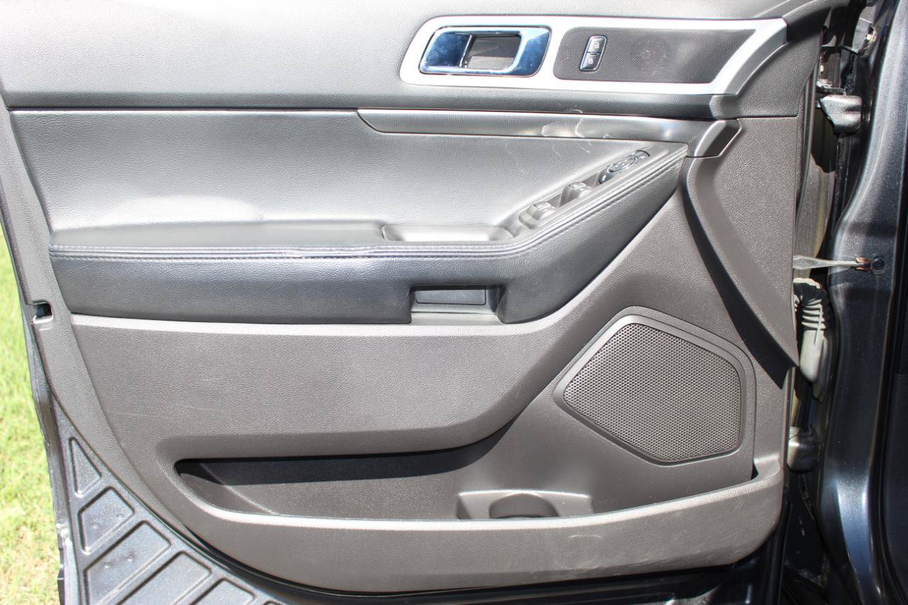 Used 2015 Ford Explorer XLT w/ Equipment Group 202A AWD/4WD image 11