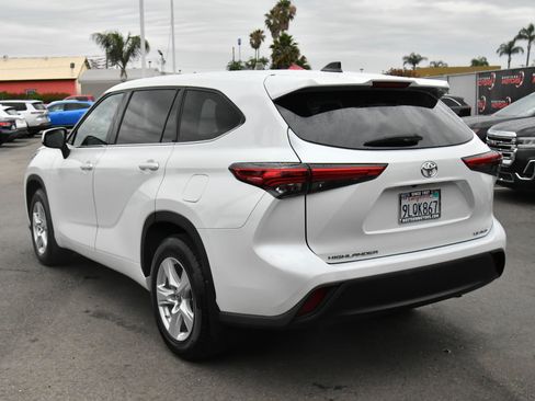 Used 2022 Toyota Highlander LE AWD/4WD image 6