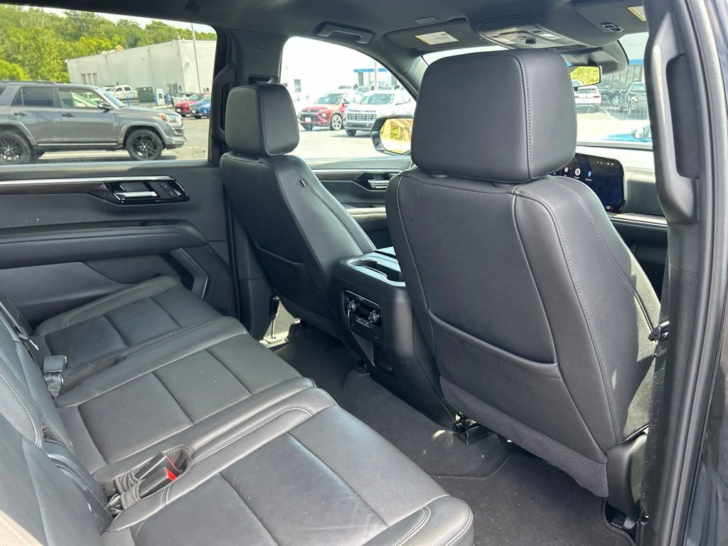 Used 2025 Chevrolet Suburban LT AWD/4WD image 36