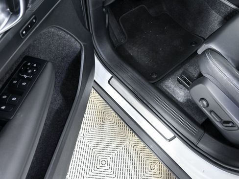 Certified 2025 Volvo XC40 B5 Plus image 9