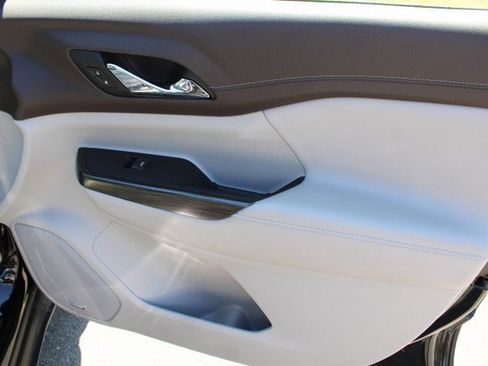 Certified 2023 GMC Acadia SLT image 24