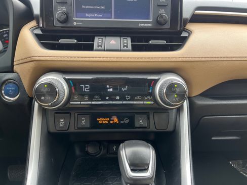 Used 2021 Toyota RAV4 XLE Premium image 20