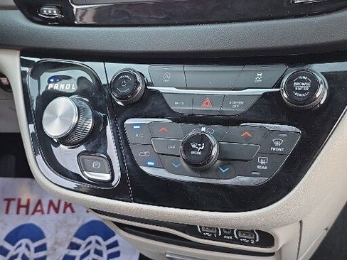 Used 2023 Chrysler Voyager LX image 5