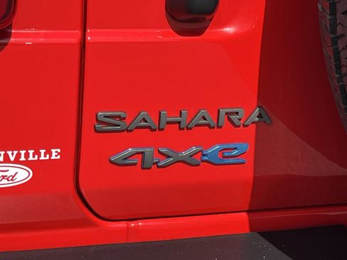 Used 2025 Jeep Wrangler Unlimited Sahara w/ Safety Group image 18