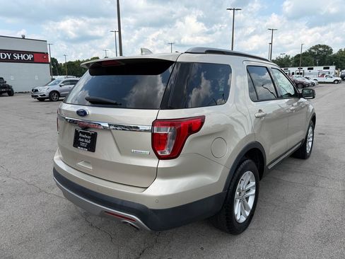 Used 2017 Ford Explorer XLT FWD image 3