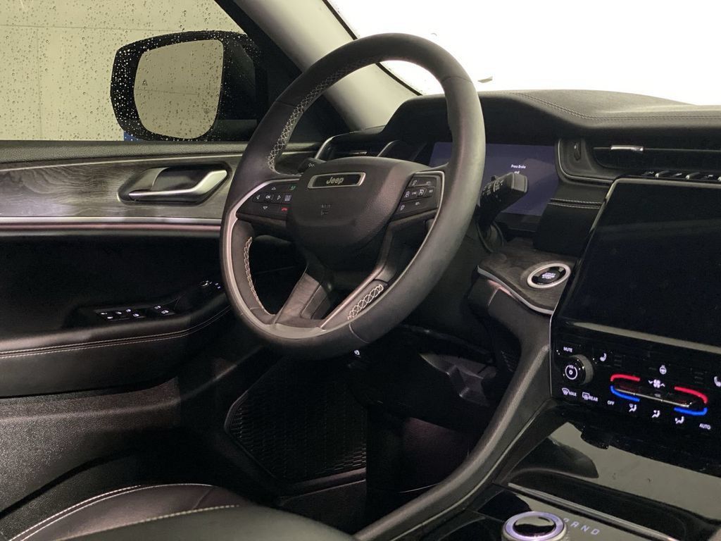 Used 2024 Jeep Grand Cherokee Limited RWD image 10