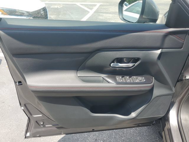 Used 2025 Nissan Kicks SR FWD image 11