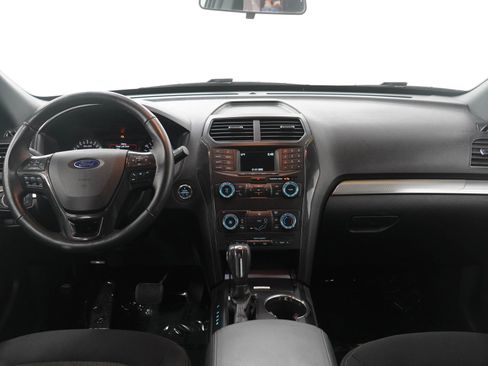 Used 2018 Ford Explorer XLT image 16