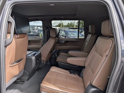 Certified 2025 Chevrolet Suburban High Country AWD/4WD image 13