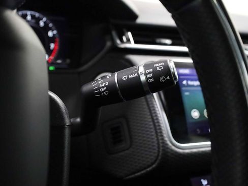 Used 2018 Land Rover Range Rover Velar R-Dynamic SE image 28