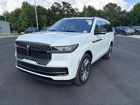 Used 2025 Lincoln Navigator Reserve AWD/4WD image 3