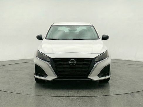 Used 2025 Nissan Altima 2.5 SV image 2