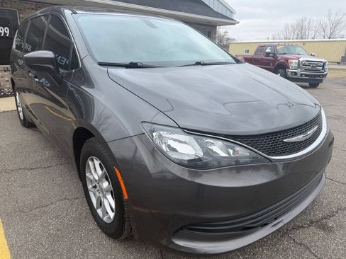 Used 2017 Chrysler Pacifica Touring image 1