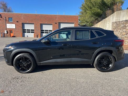 Used 2024 Chevrolet Trax ACTIV w/ Sunroof Package image 2