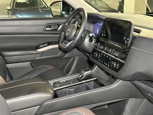 Used 2023 Nissan Pathfinder Platinum image 10