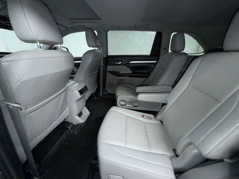 Used 2019 Toyota Highlander XLE image 14
