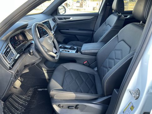 Certified 2025 Volkswagen Atlas Cross Sport SE w/ Panoramic Sunroof Package image 16