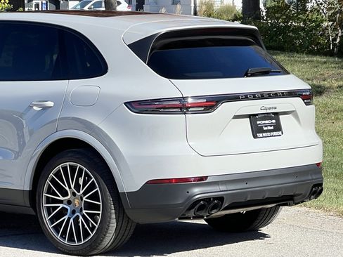 Certified 2022 Porsche Cayenne Platinum Edition image 8
