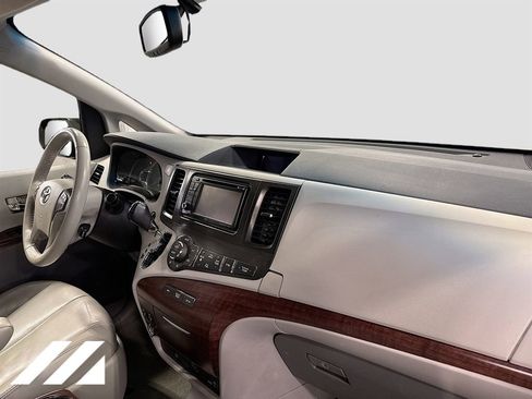 Used 2014 Toyota Sienna XLE w/ Entertainment Package image 32