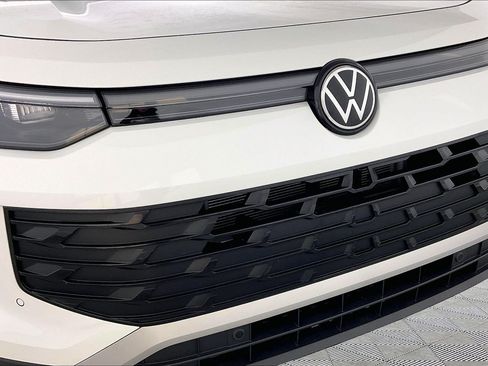 Used 2025 Volkswagen Tiguan SE AWD/4WD image 28