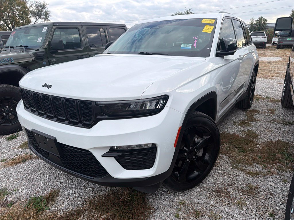Used 2023 Jeep Grand Cherokee Limited w/ Black Appearance Package AWD/4WD image 8