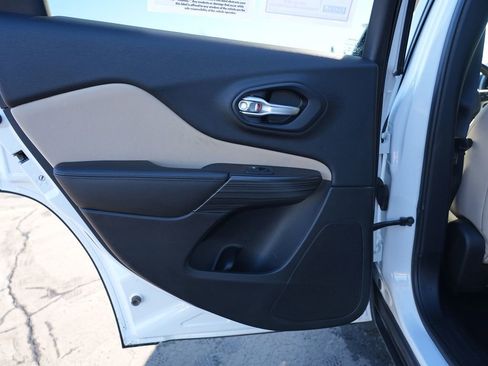 Used 2016 Jeep Cherokee Sport image 19