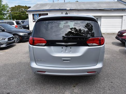 Used 2022 Chrysler Voyager LX FWD image 4